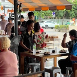 ข้าวขาหมูน้ำแดง  เฮียเก้า สูตรอาม่า1000ปี สาขาบางแวก