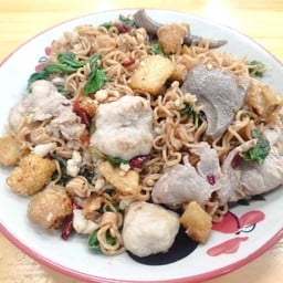 ใส่มาม่า1ก้อน+ครึ่งก้อน,กากหมู หมูเด้ง หมูสับ ตับ หมูชิ้น