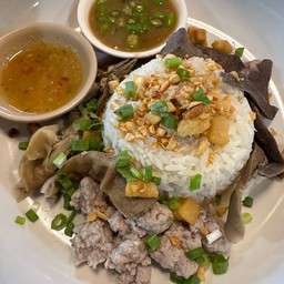 ข้าวต้มแห้งหมูเครื่องใน(เสิร์ฟพร้อมน้ำจิ้มเต้าเจี้ยวและซีฟู้ด)