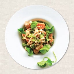 น้ำตกแซลมอนย่างผักพื้นบ้าน