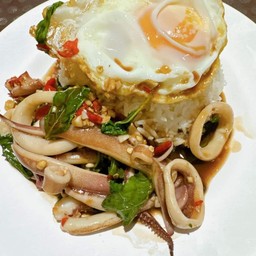 กระเพราปลาหมึกไข่ดาวราดข้าว