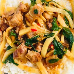 กระเพราหมูกรอบหน่อไม้ดอง  ราดข้าว