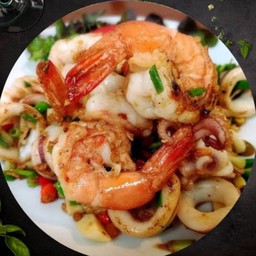 ทะเลคั่วพริกเกลือราดข้าว seafood chili salted on rice
