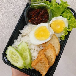 ข้าวน้ำพริกเผาปลาร้า เลือกเครื่องเคียงได้ 2อย่าง