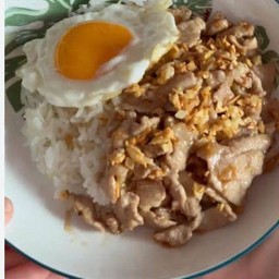 หมูทอดกระเทียม ไข่ดาว