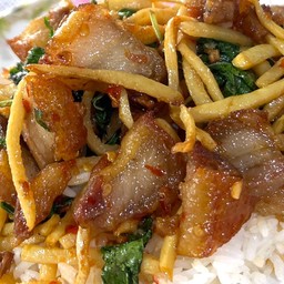 กะเพราหมูกรอบใส่หน่อไม้เหลืองราดข้าว