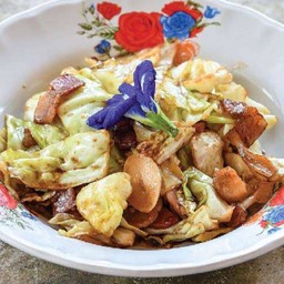 กะหล่ำปลีทอดน้ำปลาเบคอน