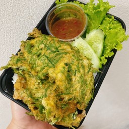 ข้าวน้ำพริกกะปิชะอมไข่ ไข่ 2 ฟอง