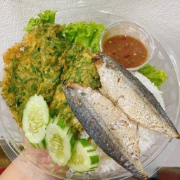 ข้าวน้ำพริกปลาทูชะอมไข่