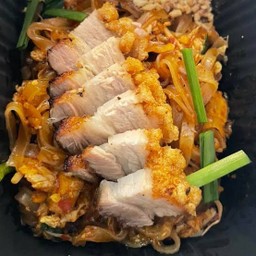 ผัดไทยหมูกรอบ Pad Thai with crispy pork