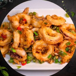 ปลาหมึกคั่วพริกเกลือราดข้าว Squid chili salted on rice