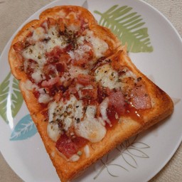 ขนมปังปิ้งหน้าเบคอนชีล