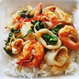 ข้าวราดกระเพราทะเล