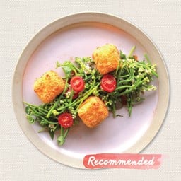สลัดผักพื้นบ้านเต้าหู้บรีชีสกุ้งสด