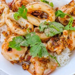 ปลาหมึกกระเทียมพริกไทยราดข้าว