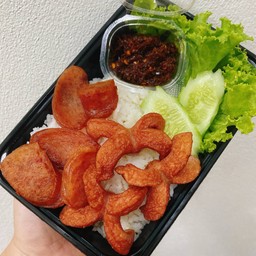 ข้าวน้ำพริกเผาปลาย่าง เลือกเครื่องเคียงได้ 2อย่าง