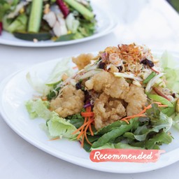 สลัดปลากะพงกรอบยำสมุนไพร