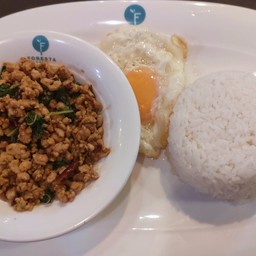 ข้าวผัดกะเพราหมูสับ + ไข่ดาว