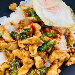 กะเพราไก่ ราดข้าว