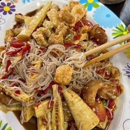 ตำข้าวปุ้นหน่อไม้แคบหมู