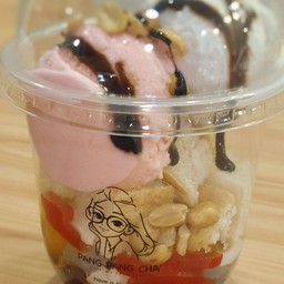 ไอติมกะทิ (ฟรีท็อปปิ้ง 3 อย่าง)