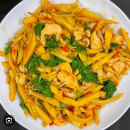 กระเพราไก่หน่อไม้ดอง ราดข้าว