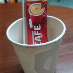 เนสกาแฟ แดง +ถ้วย+ช้อน+น้ำร้อน