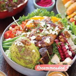 สลัดผักโขมสดออร์แกนิค ไก่ย่างเฟต้าชีส