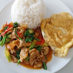 ผัดพริกแกงใส่คะน้า ไก่ชิ้น+ไข่เจียว