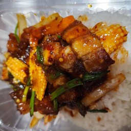 ข้าวราดผัดพริกเผาหมูกรอบ