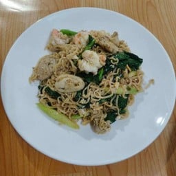 ราดหน้า ผัดซีอิ๊ว ร้านนายน้อย