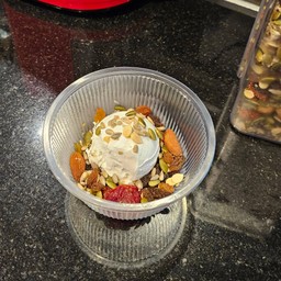 กรีกโยเกิร์ต+ธัญพืชรวมและน้ำผึ้ง