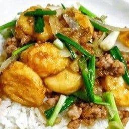 ข้าวเต้าหู้ไข่หมูสับผัดต้นหอม