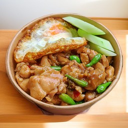 ข้าวหน้าไก่ผัดพริกสด+ไข่ดาว