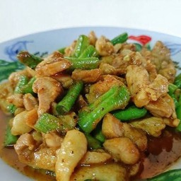 ข้าวผัดพริกแกงใต้ไก่ชิ้น