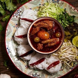 [อร่อยซ่ากับโค้ก] ขนมจีนน้ำเงี้ยว สูตรเชียงใหม่ ภาคเหนือ รสชาติหอมสมุนไพร +  โค้ก ออริจินัล (กระป๋อง)