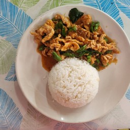 พริกแกงหมูราดข้าว