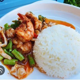 ข้าดราดผัดพริกแกง(กุ้ง/หมึก/รวม)