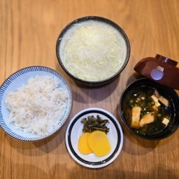 ชุดข้าว ( ข้าวบาร์เลย์ ซุปมิโสะ กะหล่ำปลีหั่นฝอย )