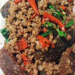 กระเพราไข่เยี่ยวม้าหมูสับ