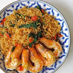 มาม่าผัดกะเพรากุ้ง