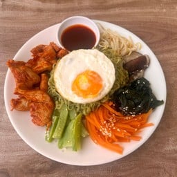 N7/ บะหมี่ผักอกไก่ผัดซอสเกาหลีผัก3สีไข่ดาวลาวา