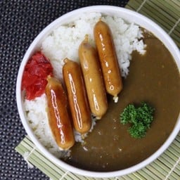 แกงกะหรี่ไส้กรอกหมูทรัฟเฟิลชีส