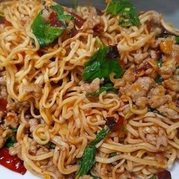 มาม่าผัดกะเพราหมูสับ