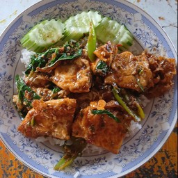 กระเพราไข่ดาวราดข้าว