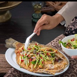 ปลาดทอดยำมะม่วง(ร้าน)