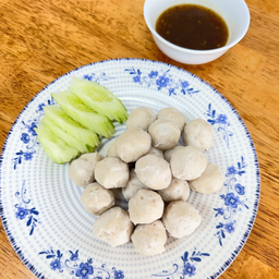 ลูกชิ้นหมูลวกจิ้ม