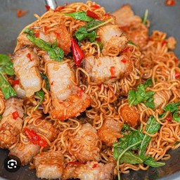 มาม่าผัดกะเพราหมูกรอบ