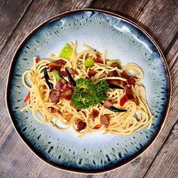 B34 เบคอนผัดพริกแห้ง (Chili Garlic spaghetti with bacon)