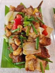 หมูกรอบผัดเม็ดมะม่วง